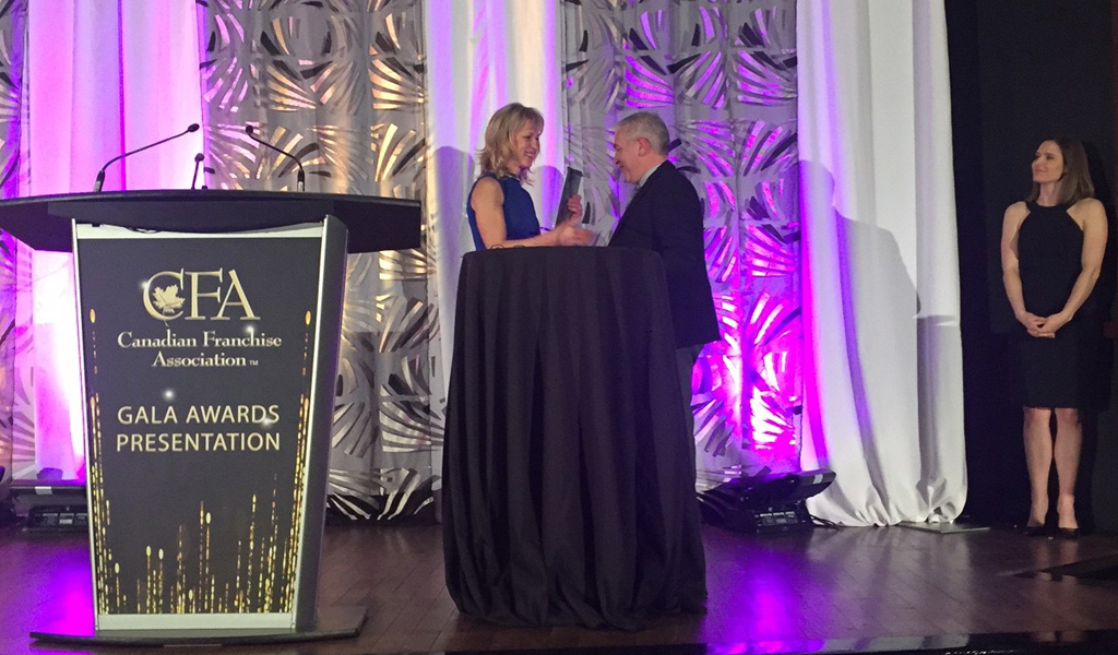 Kathy Steffan présente le prix Hall of Fame de l’ACF à Cara Operations